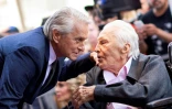 Kirk Douglas (à droite) et son fils Michael en 2018 à Hollywood