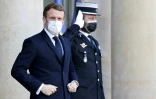 Le président Emmanuel Macron sur le perron de l'Elysée, le 11 janvier 2022 à Paris