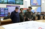 Photo ddiffusée par l'agence nord-coréenne Kcna le 31 août 2023 montrant le dirigeant nord-coréen Kim Jong Un (g) inspectant le poste de commandement d'entraînement de l'état-major général de l'Armée populaire coréenne (APC), dans un lieu non précisé, le 29 août 2023