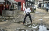 L'écrivain gabonais Janis Otsiemi dans le quartier des Charbonnages à Libreville, le 23 septembre 2015
