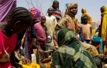 Des réfugiés soudanais font la queue pour se ravitailler en eau dans le camp de Farchana, au Tchad, le 8 avril 2024
