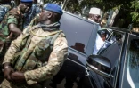 Le président gambien Yahya Jammeh quitte le bureau de vote à Banjul, le 1er décembre 2016 