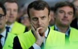 Emmanuel Macron en gilet jaune lors de sa visite à l'usine Whirlpool, à Amiens, le 3 octobre 2017