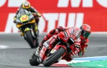 Francesco Bagnaia devant son compatriote Marco Bezzecchi sur le circuit néerlandais d'Assen le 26 juin 2022 