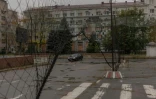 Une voiture dans une rue où des filets antidrones ont été disposés, le 30 octobre 2026 à Kherson, dans le sud de l'Ukraine 
