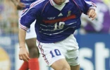 Le milieu offensif de l'équipe de France 1998, Zinedine Zidane, lors de la finale contre le Brésil, au Stade de France, le 12 juillet 1998