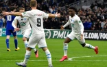 Les Marseillais, avec notamment un but de Bouna Sarr (à droite), ont battu Strasbourg au stade Vélodrome en Coupe de France, le 29 janvier 2020     