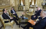 Le président François Hollande à l'Elysée s'entretient avec Manuel Valls (2e g), le président du Sénat  Gérard Larcher (2e d), et le ministre des Affaires étrangères Jean-Marc Ayrault (d), le 24 juin 2016