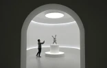 Le "Rabbit" de Jeff Koons, exposé dans les locaux de Christie's, à New York