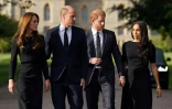 Catherine, princesse de Galles, William, prince de Galles, le prince Harry, duc de Sussex, et son épouse Meghan, duchesse de Sussex (de gauche à droite) marchent à la rencontre des badauds au château de Windsor (Royaume-Uni), le 10 septembre 2022