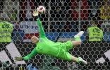 Le gardien de l'Angleterre Jordan Pickford stop le tir de l'attaquant colombien Carlos Bacca en 8e de finale du Mondial, le 3 juillet 2018 à Moscou