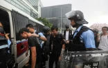 La police emmène des manifestants hostiles au gouvernement de Hong Kong le 1er juillet 2019