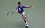 Novak Djokovic au retour lors de sa victoire sur le Britannique Kyle Edmund Ă l'US Open le 2 septembre 2020 Ă New York