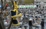 La place de la République à Paris couverte de chaussures, "marche" silencieuse et symbolique pour le climat, en lieu et place d'un défilé interdit par les autorités françaises dans le cadre de l'état d'urgence, le 29 novembre 2015
