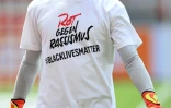 Le gardien du Bayern Munich, Sven Ulreich, porte un t-shirt avec l'inscription "Carton rouge contre le racisme - BlackLiveMatters", avant le match de Bundesliga à Leverkusen, le 6 juin 2020