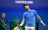 Le Britannique Andy Murray perd un point face au Grec Stefanos Tsitsipas lors de leur match à l'US Open de tennis au Centra national e tennis Billie Jean King à New York, le 30 août 2021.