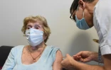 Une résidente de l'Epahd des "Magnolias" à Loos est vaccinée le 28 décembre 2020