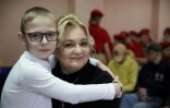 L'écolier Ivan et sa mère Aliona Ilina lors d'une cérémonie organisée par les mouvements patriotiques locaux, le 24 janvier 2025 à Istra, au nord-ouest de Moscou