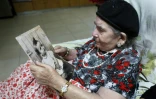 Frecha Amar, 84 ans, d'origine marocaine, pose le 29 juin 2016 à son domicile de Kfar Chabad, près de Tel Aviv, avec une photo de son bébé qu'elle dit avoir été enlevé en 1958