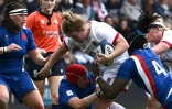 La talonneuse anglaise Lark Davies est plaquée par la 2e ligne française Madoussou Fall (d), lors du Tournoi des Six nations, le  30 avril 2022 à Bayonne