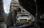 Ayoub, 27 ans, vérifie le moteur de son taxi à Alep, le 3 mars 2016