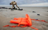 Le "beachcomber" belge Aäron Fabrice de Kisangani, cherche des objets et documents abandonnés par des migrants sur la plage de Gravelines, dans le nord de la France, le 26 mars 2025