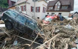 Une voiture dans les décombres provoquées par des tempêtes le 30 mai 2016 à Braunsbach en Allemagne