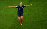 Amandine Henry inscrit un but pour les Bleues lors de la victoire 4-0 sur la Corée du Sud lors du Mondial au Parc des Princes le 7 juin 2019