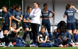 Corinne Diacre s'adresse à ses joueuses avant une séance d'entraînement des Bleues à Clairefontaine, le 27 mai 2019