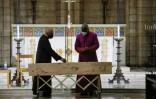 Des religieux devant le cercueil de Desmond Tutu à la catédrale Saint- Georges au Cap le 30 décembre 2021