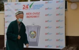 Un homme arrive dans un bureau de vote à Tachkent pour voter à la présidentielle,  le 24 octobre 2021 en Ouzbékistan