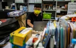 Joshua Wong devant son ordinateur dans le bureau du législateur Eddie Chu, à Hong Kong, le 3 septembre 2020