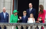 (g-d) Le Prince Charles, la reine Elizabeth II, le prince William, son épouse Kate et leurs trois enfants George, Charlotte et Louis, sur le balcon de Buckingham Palace, le 5 juin 2022