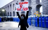 Un manifestant brandit une pancarte proclamant "La révolution ne sera pas diffusée à la télévision", le 23 mars 2025 à Istanbul