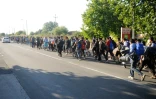Des migrants marchent près de Belgrade, le 22 juillet 2016