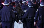 Des policiers arrêtent des étudiants pro-palestiniens sur le campus de l'Université Columbia à New York, le 30 avril 2024