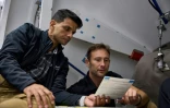 Photo prise le 6 septembre 2024 et diffusée par la société aérospatiale privée Axiom Space des astronautes indien Shubhanshu Shukla (g) et polonais Slawosz Uznanski-Wisniewski, membres de l'équipage Ax-4, pendant leur formation dans la maquette du module ISS Harmony au Johnson Space Center (JSC) de la NASA à Houston, au Texas