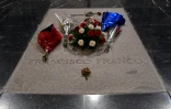 Des fleurs ont été posées sur la tombe du général Franco à San Lorenzo del Escorial, près de Madrid, le 3 juillet 2018