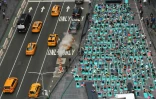 Des yogis célébrent le solstice d'été, sur Times Square à New York, le 21 juin 2017