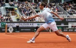 Richard Gasquet face à Terence Atmane lors du premier tour de Roland-Garros, le 26 mai 2025 sur le court Philippe-Chatrier