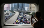 Des manifestants prodémocratie défilent avec des parapluies, symbole du grand mouvement de 2014, le 24 août 2019 à Hong Kong
