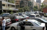 Des automobilistes font la queue devant une station-service dans le quartier de Hamra, le 20 août 2021 à Beyrouth, au Liban