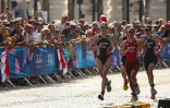 Le groupe de tête emmené par Cassandre Beaugrand, lors du triathlon féminin des Jeux, le 31 juillet 2024