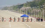 Des soldats montent la garde sur une route bloquée conduisant au Parlement birman après un coup d'Etat militaire, à Naypyidaw le 1er février 2021