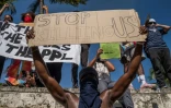 Un manifestant tient une pancarte "Arrêtez de nous tuer", le 31 mai 2020 à Miami, en Floride
