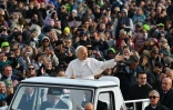 Le pape Léon XIV (C) salue la foule depuis la papamobile à son arrivée à l'audience du Jubilé des chœurs et de la Société chorale sur la place Saint-Pierre, au Vatican, le 22 novembre 2025.