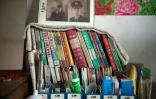 Des livres dans la maison du paysan chinois Wang Enlin qui défie le plus grand groupe chimique en Chine, le 21 août 2017 à Yushutun