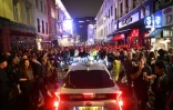 Une voiture tente de traverser le quartier de Soho à Londres le 4 juillet 2020.