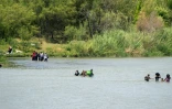 Des migrants traversent le fleuve Rio Grande depuis le Mexique jusqu'à Eagle Pass, au Texas, le 25 août 2023