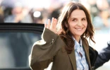 L'actrice française et présidente du jury du 78e festival de Cannes Juliette Binoche fait un geste à son arrivée pour un dîner avec les membres du jury à Cannes, dans le sud de la France, le 12 mai 2025